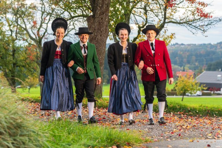 Die Leiblachtaler Tracht vereint traditionelle Schnitte und feine Handarbeit.⇒stiplovsek
