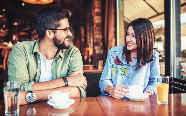 Die meisten treffen sich beim ersten Date am liebsten auf einen Kaffee.⇒canva