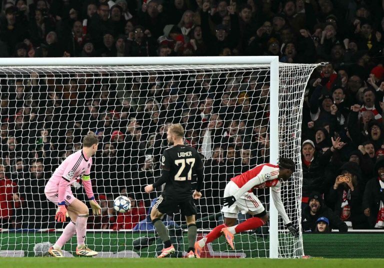 Die Münchner fingen sich im Emirates Stadium in London drei Tore gegen Arsenal. Beim 2:1 machte unter anderem Konrad Laimer keine gute Figur. ⇒AFP