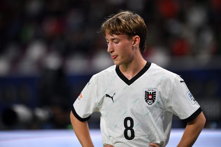 Die Österreicher waren nach dem Finale natürlich bitter enttäuscht – wie oben Jakob Werner oder links der Torschützenkönig der U17-WM Johannes Moser.⇒GEPA, AFP