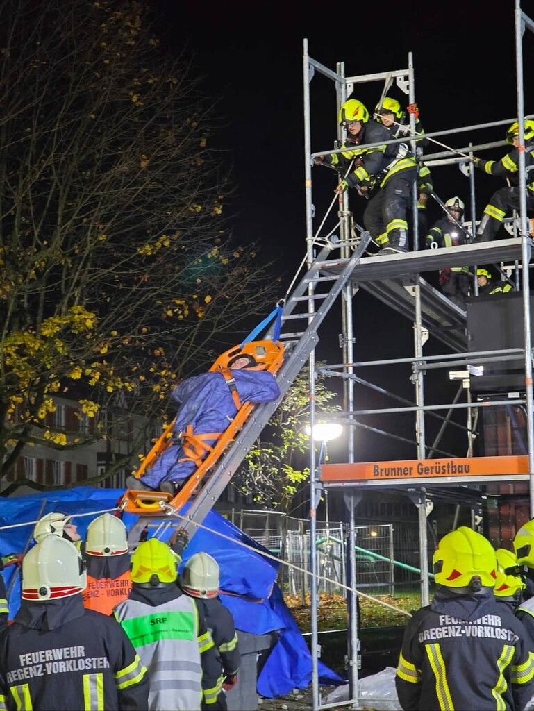 Die Rettung von einem Baugerüst wurde geprobt.⇒facebook/feuerwehr vorkloster