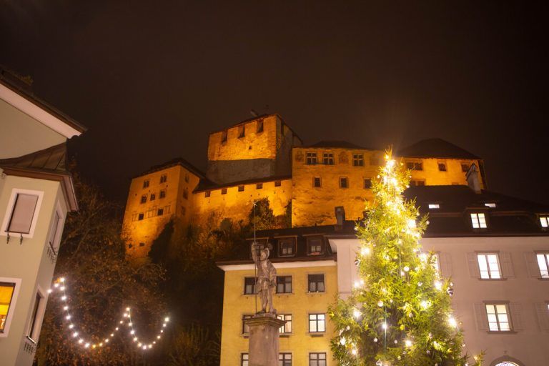 Die Schattenburg, wie sie 2021 in Orange leuchtete.⇒hartinger