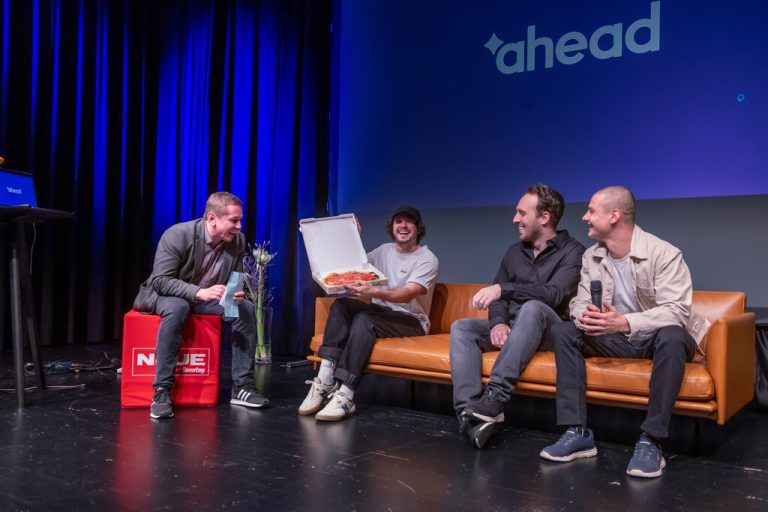 Die Stimmung auf der Bühne und im Publikum war nicht nur wegen der Pizza-Lieferung hervorragend.