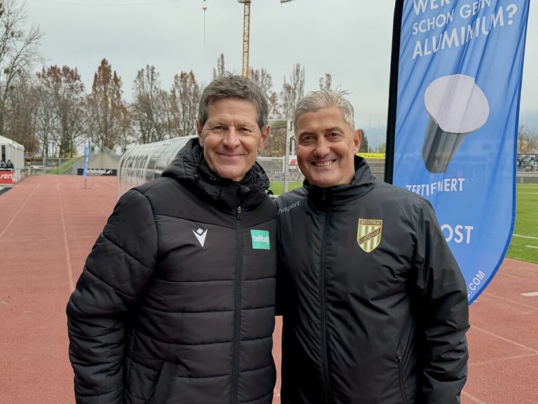 Die Trainer Andreas Heraf und Markus Mader – die Aufnahme entstand wenig überraschend vor dem Spiel.⇒Franz Lutz (7)