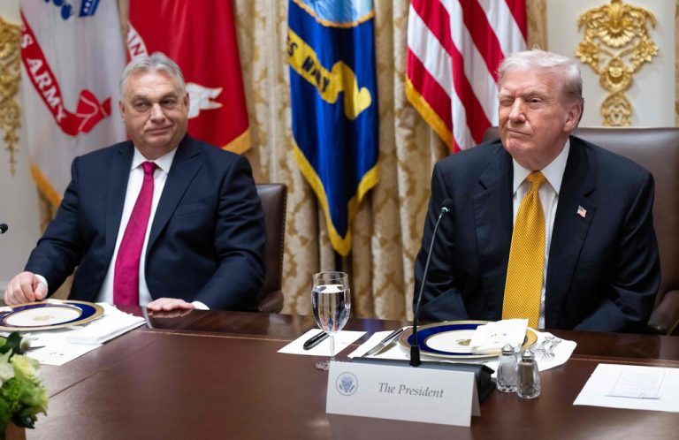 Ein augenzwinkernder Trump neben Orbán. ⇒⇒APA/AFP/SAUL LOEB