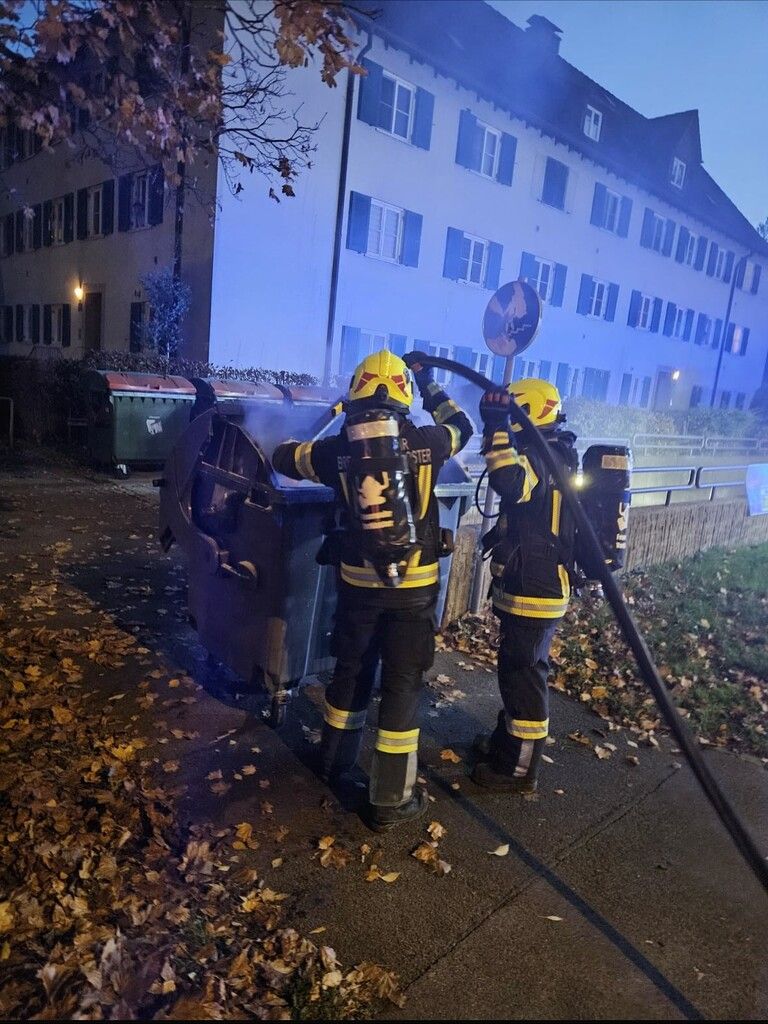 Ein Müllcontainer geriet in Brand, die Feuerwehr war rasch zur Stelle. ⇒FFW Bregenz-Vorkloster