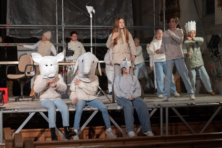 Eine große Bühne für das Theater in der Egger Pfarrkirche. Auch für Kinder der Mittelschule Egg, zum Teil mit Masken, die der Künstler Tone Fink gestaltete.⇒hartinger (4)