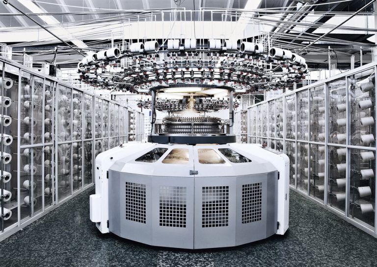 Eine hochmoderne Strickmaschine am Huber-Standort in Mäder.⇒Huber Holding AG (2)