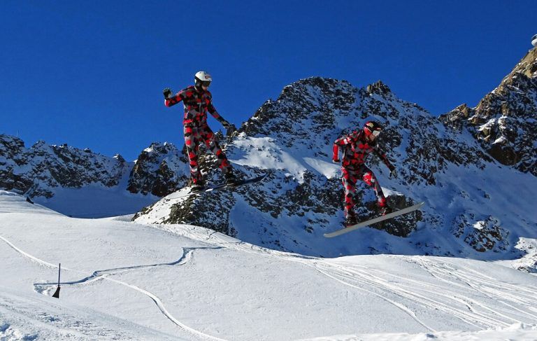 Elias Leitner (l.) und Alessandro Hämmerle (r.) bei einem kleinen Trainingsduell.⇒Ski Austria (6)