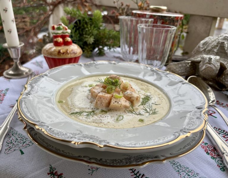 Fein, aromatisch und wärmend. Kartoffel-Lauchsuppe mit Lachs – perfekt mit Dill und knusprigem Weißbrot.⇒Ulrike Hagen