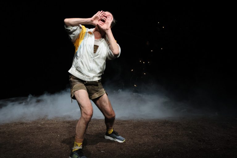 Felix Römer spielt alle Rollen in der neuen Unpop-Produktion „schlammland gewalt“ über die bierlaunigen Abgründe Österreichs. ⇒Unpop