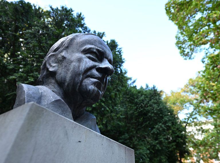 Büste von Hermann Gmeiner in Wien abmontiert