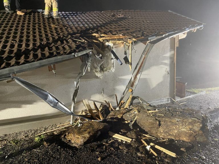 Steinbrocken auf Wohnhaus