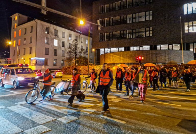 Stiller Marsch und laute Botschaften