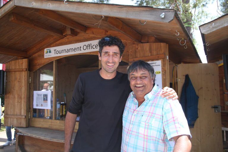 Freunde fürs Leben: Philipp Oswald zu Besuch beim internationalen Tennis-Jugendturnier in Bludenz, das Alexander Ajit ins Leben rief und jahrelang organisierte.⇒Privat, GEPA (2)