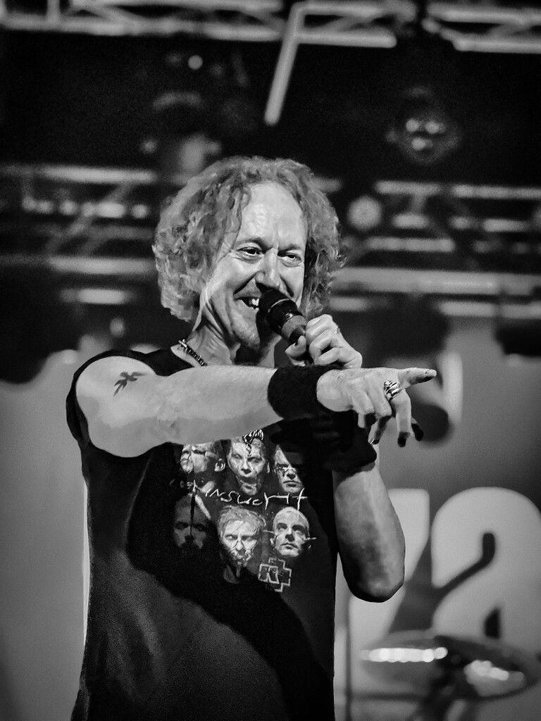 Frontmann Carl Sentance überzeugte mit kraftvollen Vocals.Ebner; Mäser