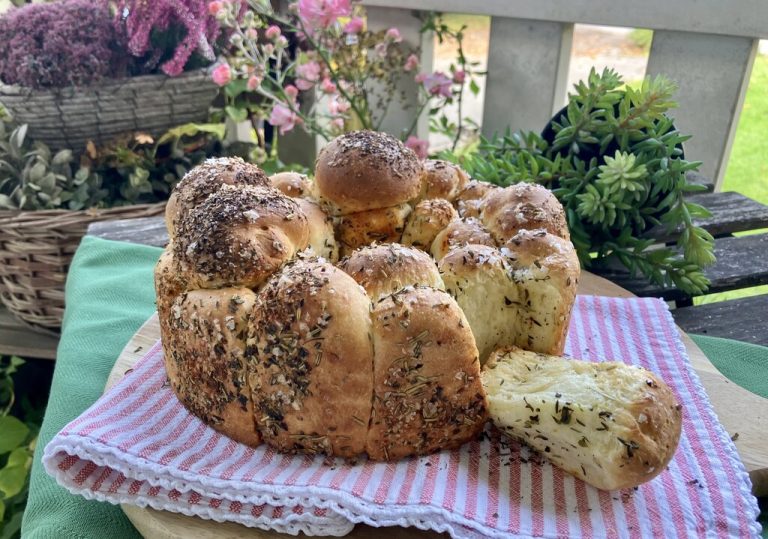 Goldbraune Kräuterbällchen zum Abzupfen, ideal für Aperitif und gemütliche Runden.⇒Ulrike Hagen