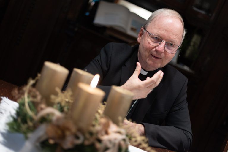 Heute wird die erste Kerze am Adventkranz entzündet: Bischof Benno Elbs spricht über Hoffnung und Verantwortung.⇒hartinger (4)