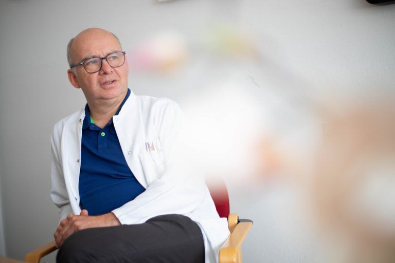 Im Interview betont der Primar der Erwachsenenpsychiatrie im LKH Rankweil, Jan Di Pauli, die Bedeutung von Architektur, Natur und Licht für die Gesundung seiner Patienten.⇒hartinger, VLKH, Schachenhofer