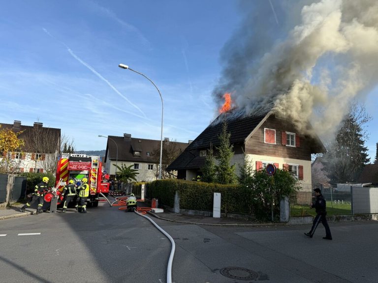 In Bregenz ist am Donnerstagnachmittag ein Wohnhaus in Brand geraten. Das Gebäude wurde schwer beschädigt.⇒Vol.at/Vlach