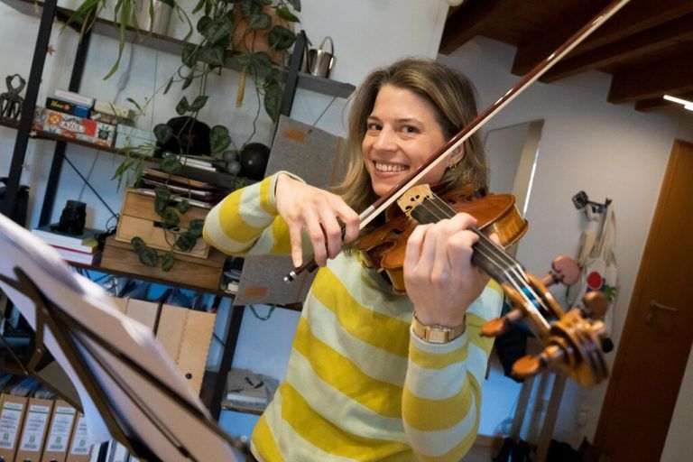 Katharina Weigert ist amüsiert darüber, wie ihr Video zum viralen Hit wurde.Stiplovsek (3), Instagram/Weigert (3)