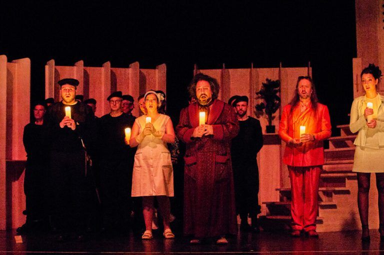 Kerzenschein und Komödie vereinen sich zu Rossinis „Barbier von Sevilla“ – eine Oper voller Witz, Wärme und wunderbarer Musik.