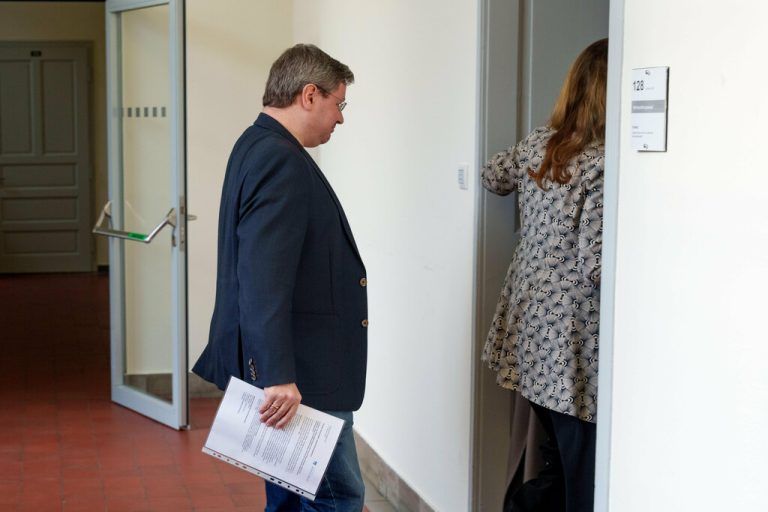 Kloimstein, ehemals ärztlicher Leiter der Maria Ebene, erschien gestern zum Arbeitsprozess.