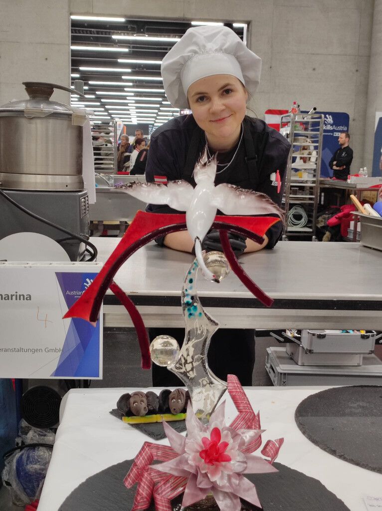 Lara Mair mit dem Zuckerschaustück, das sie bei der Staatsmeisterschaft gestaltet hat.
