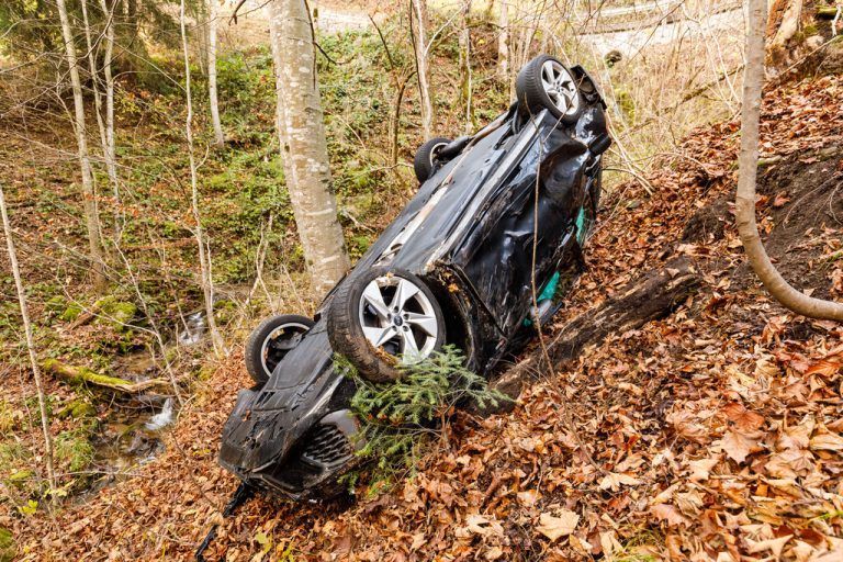 Lenker und Mitfahrer blieben äußerlich unverletzt, erlitten aber einen Schock.⇒Hofmeister