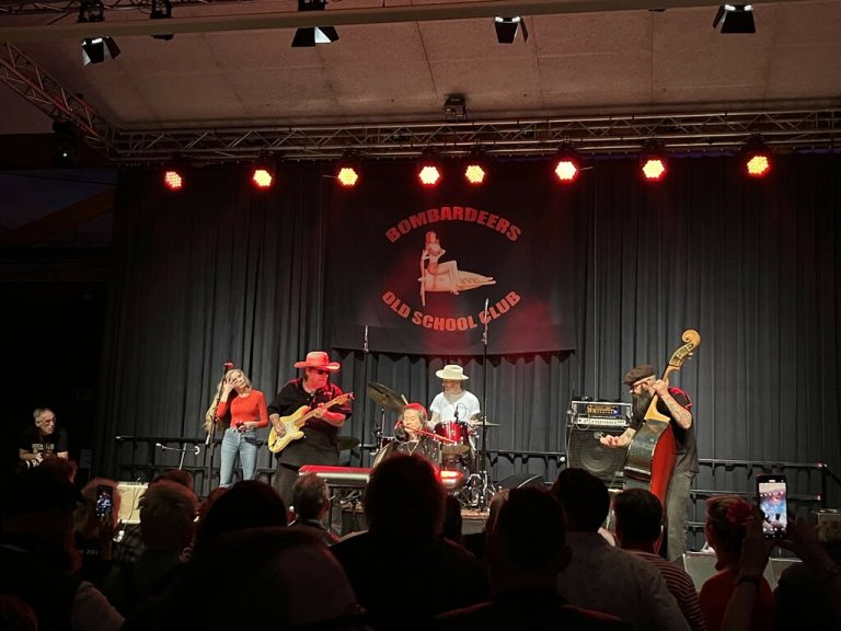 Linda Gail Lewis (Mitte) und ihre Band sorgten für den ordentlichen Rockabilly-Sound.