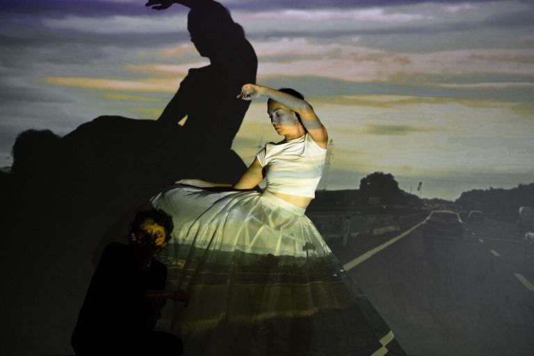 Links im Schatten verbirgt sich Simona Vintilă, neben ihr die Tänzerin Marina Rützler.⇒mistura