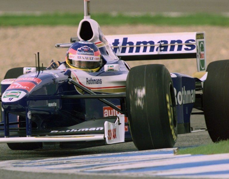Links und oben: Jacques Villeneuve am größten Tag seiner Karriere: Der Kanadier wird am 26. Oktober 1997 im spanischen Jerez Weltmeister. ⇒AFP, AP, DPD