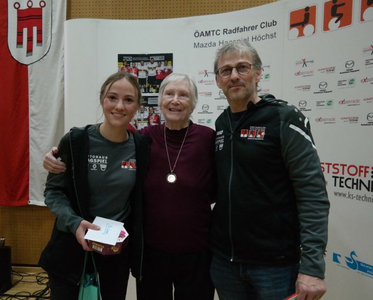 Lorena Schneider mit ihrer ers­ten Trainerin Lotte Schobel und Vater Reinhard Schneider (v.l.).