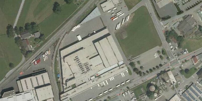 Luftbild der Spar-Zentrale in Dornbirn. Der Ausbau soll unter anderem im Bereich der Grünfläche (rechts im Bild) erfolgen.vogis – land vorarlberg