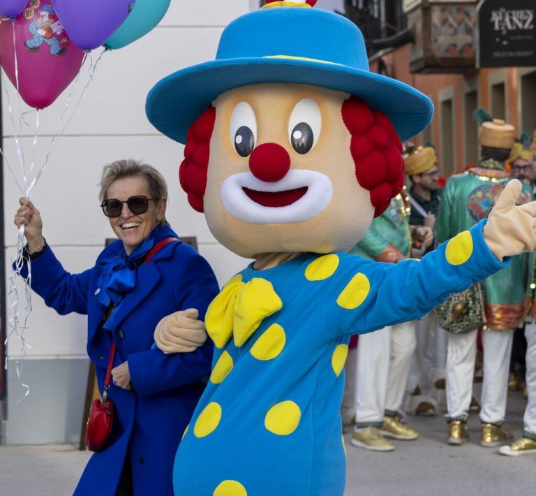 Mit Luftballons, Musik und bunten Kostümen wurde der Fasching in Bregenz begrüßt. Paulitsch (11)