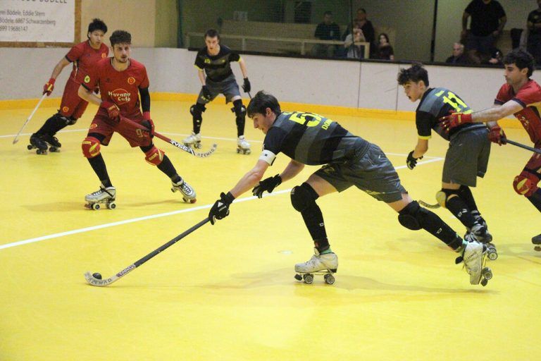 Mitte: Kilian Hagspiel steuerte drei Treffer zu Dornbirns 6:2-Cupsieg in der Stadthalle gegen den Genf RHC bei. ⇒Stiplovsek