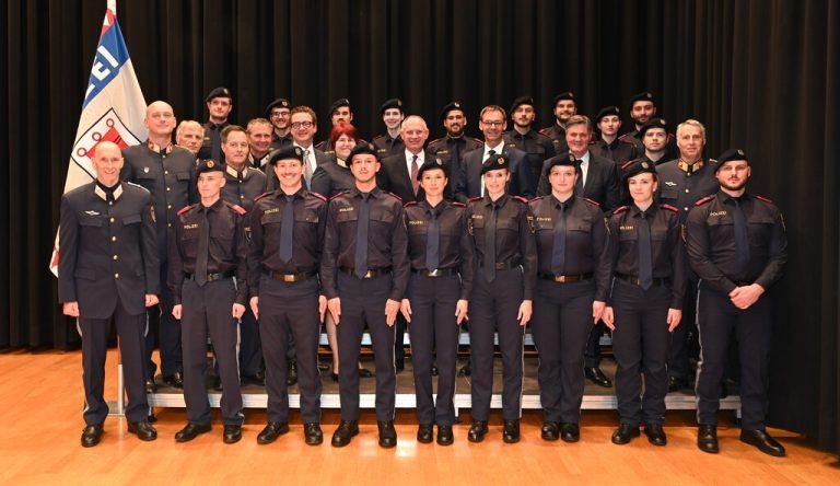 Nach Abschluss ihrer Grundausbildung treten die jungen Polizeikräfte nun ihren Dienst an.⇒lpd vorarlberg