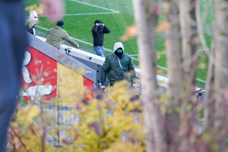 Nach Spielende in Altach eskalierte die Lage. Die Polizei musste einschreiten, auch ein Hubschrauber war im Einsatz.⇒Luka Kolanovic