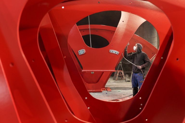 Nasslackierung von Stahlbaukomponenten bei Längle Oberflächentechnik. ⇒Kreyer