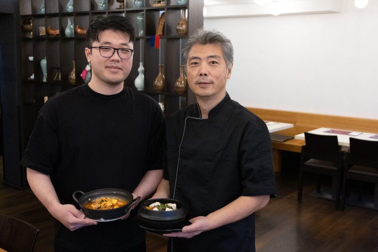 Okims Mitarbeiter Lin Hao und Chefkoch Li Yabing.⇒Hartinger (5), Okims (2)