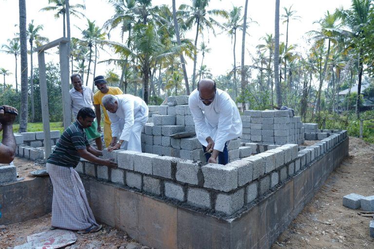 Pfarrer Georg und sein Bruder Pfarrer Francis legen selbst Hand an.⇒ dük (2)