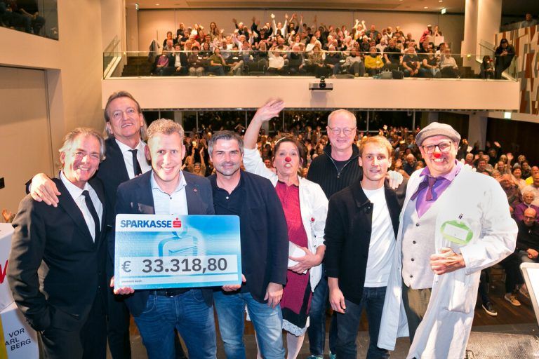 Rund 33.000 Euro kamen bei der AK-Charitytour zusammen – zugunsten des Vereins Sonnenblume sowie der Klinikclown-Projekte „Dr. Wisch und Weg“ und „Dr. Toll-Patsch“.⇒mathis (1) ; Lutz (5)