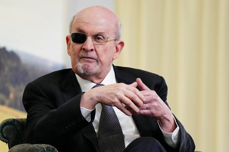 Salman Rushdie wurde für sein Lebenswerk geehrt, kurz nachdem sein neues Buch „Die elfte Stunde“ erschienen ist. ⇒AFP