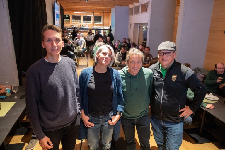 Simon Sohm, Verena Kögler, Bernd Bösch sowie Mike Urschitz in der vollbesetzten Taverne. ⇒Hartinger