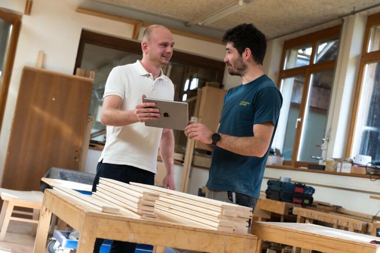 Simon Wolf berät Tischler direkt in der Werkstatt und zeigt, wie digitales Marketing im Handwerk konkret umgesetzt werden kann.⇒stiplovsek (4)