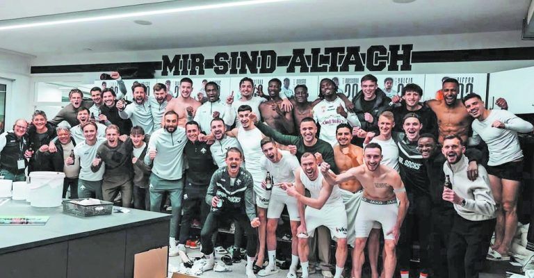 So jubelten die Altacher Spieler, Trainer und Betreuer über den Heimsieg gegen den WAC.⇒Franz Lutz (5), ⇒Selina Maier