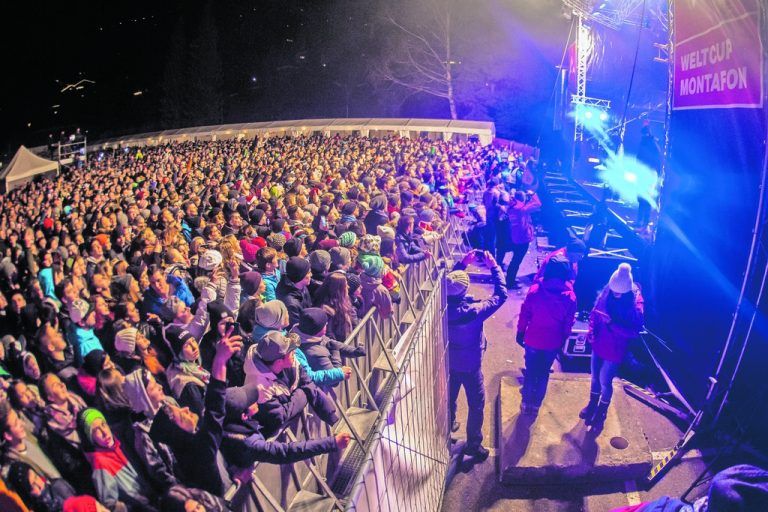 So sieht in Schruns der Kirchplatz aus, wenn bei den Weltcuprennen die Siegerehrung kombiniert mit einem Konzert stattfindet. ⇒⇒Steurer, Hartinger