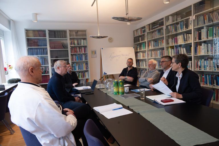 Stellten sich den Fragen der NEUE am Sonntag. Vorstandsvorsitzende Greti Schmid, Stiftungspräsident Manfred Brunner, stv. Chefarzt Hubert Schneider, Pflegedirektor Bernhard Dreier.Vorne links: Chefarzt Stefan Koppi.⇒Hartinger