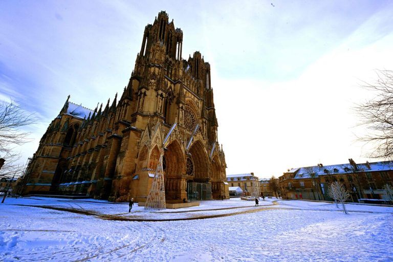 Über Jahrhunderte hinweg durch Kriege und Brände erschüttert, bleibt die Kathedrale von Reims ein Symbol für Glauben, Wiederaufbau und europäische Kulturgeschichte. afp