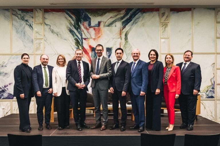 Vertreter aus Politik, Verwaltung und Ombudsstellen kamen zur Feier des 40-jährigen Bestehens des Landesvolksanwalts zusammen.⇒Lamprecht (7)